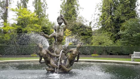 fuente de bronce de sirena en un parque