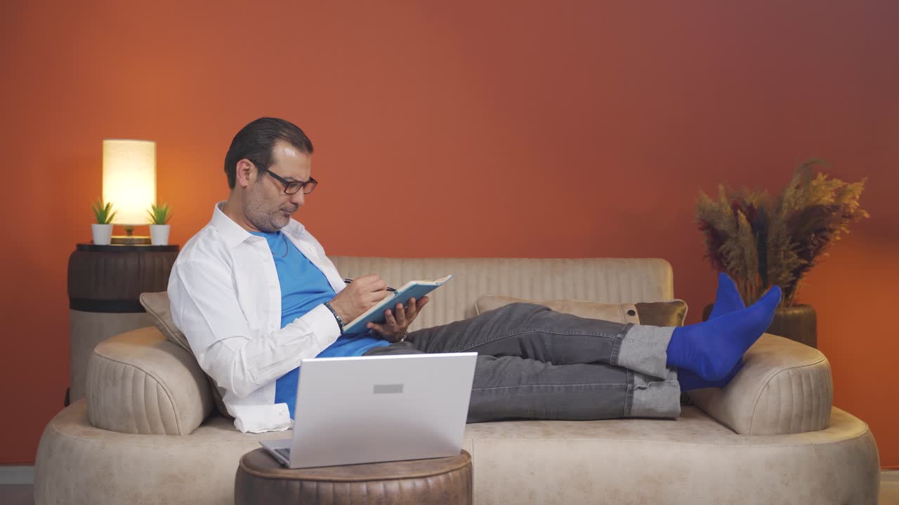 hombre de aspecto cansado.