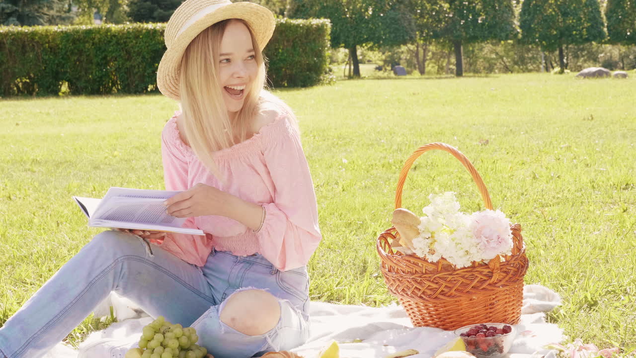 공원에서 피크닉을 하는 여자