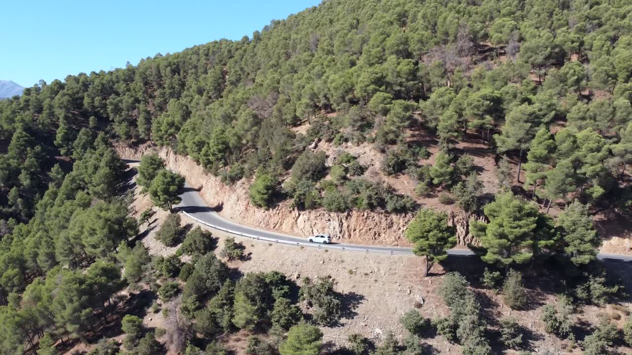 도로를 가로지르는 풍경, 모로코에서 드론으로 찍은 자동차