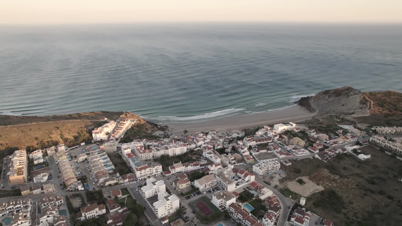 toma aérea panorámica mirando directamente al océano atlántico desde un aislado pueblo de pescadores burgau portugal