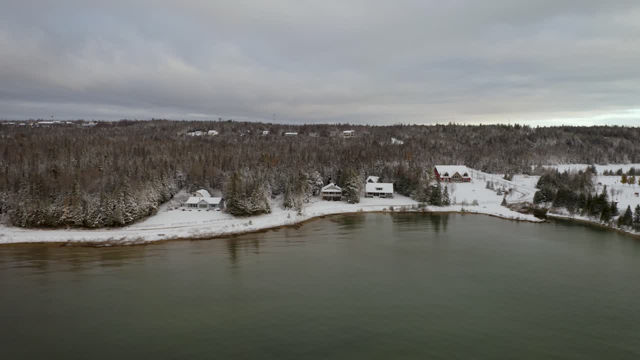 맥키노 다리가 내려다보이는 캐빈 - 공중