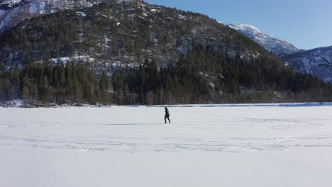 Desafío-De-Patinaje-Sobre-Hielo-De-Resistencia-Física-En-Stamnes-Vestland-Noruega