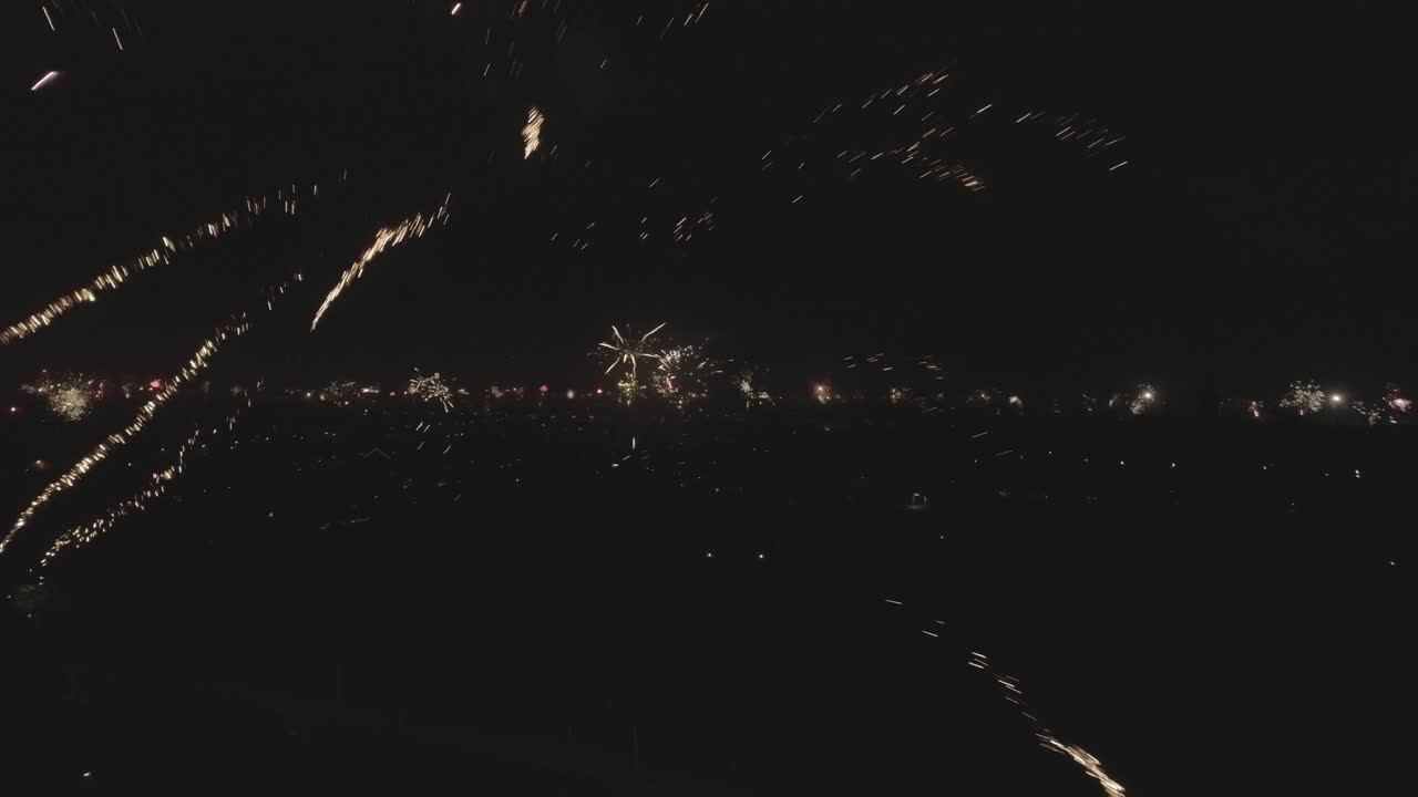 tiro del horizonte de los fuegos artificiales de año nuevo de cerca