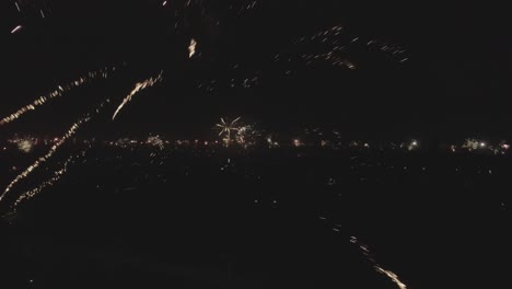 tiro del horizonte de los fuegos artificiales de año nuevo de cerca