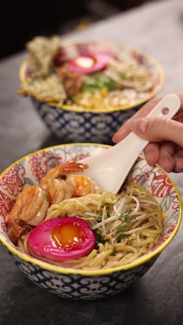 delicioso ramen de camarón con huevo rosa