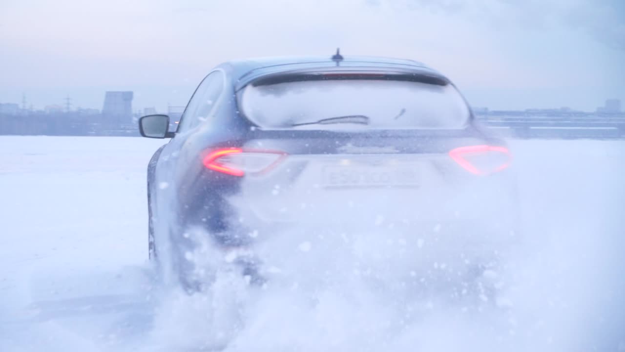 강한 눈 폭풍 속에서 자동차를 운전하는 것