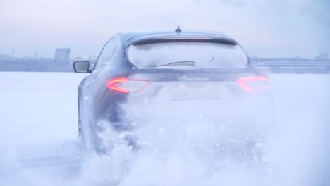 conducir un coche en una fuerte tormenta de nieve