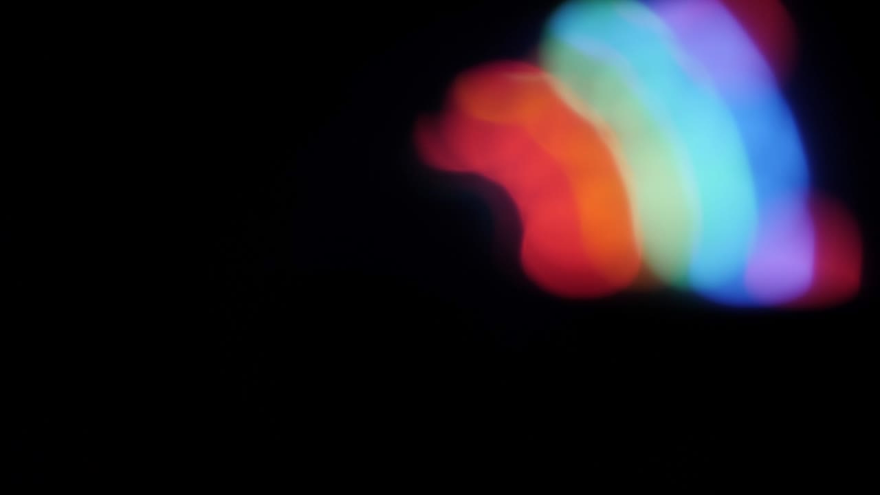 colorido baile arco iris círculo bokeh fondo. espectro de arco iris de colores. baile de discoteca y música electrónica moviéndose abstractos papel tapiz borroso. colorido haz de luz y rayo en fondo negro.