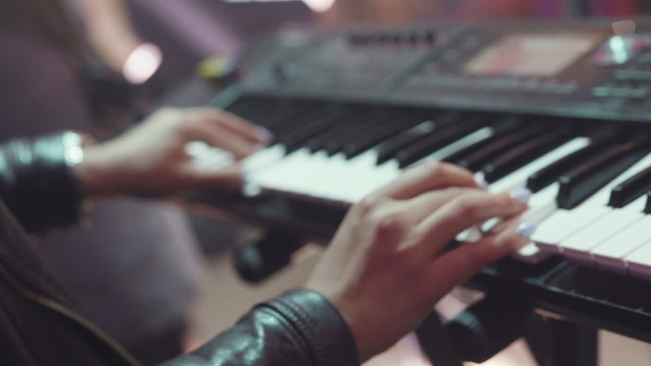 신디사이저를 연주하는 사람