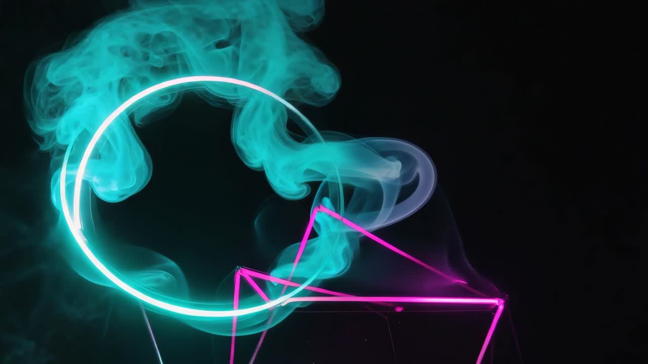 Cerchio e triangolo al neon con fumo