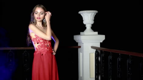 mujer elegante en vestido de noche rojo