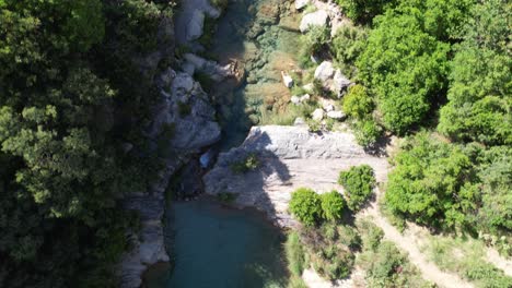 Fluss-Mit-Kristallklarem-Wasser