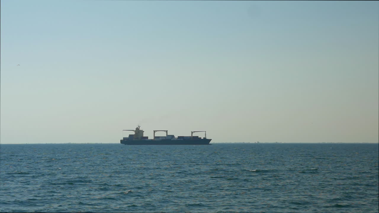 바다 에 있는 화물 선박