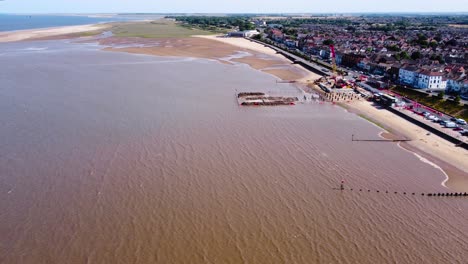 órbita-Ascendente-Aérea-Sobre-Grimsby-Cleethorpes-Propiedad-De-Ciudad-De-Vacaciones-Suburbana-Cerca-De-La-Playa-De-Arena-Frente-Al-Mar