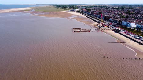 orbita aérea ascendente por encima de grimsby cleethorpes ciudad de vacaciones suburbana propiedad cerca de la playa de arena frente al mar