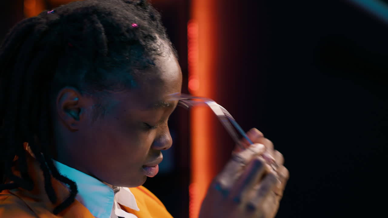 университетский студент, протирающий глаза, чувствующий себя обескураженным после провала классного задания.