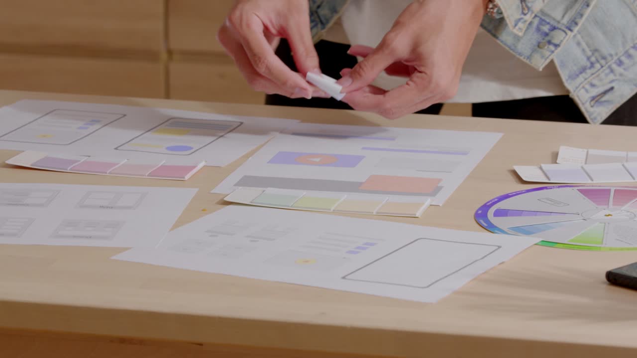 홈 오피스에서 아시아 젊은 사업가의 손을 으십시오. 서류 작업을하고 워크 시트를 조정하십시오. 집에서 일하는 것은 새로운 정상적인 작업 개념입니다. 기술과 데이터 분석이 도움이 될 수 있습니다.