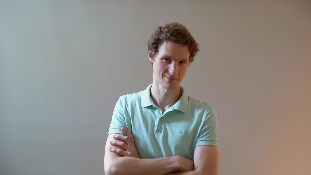 retrato de un joven cruzando los brazos y mirando a la cámara