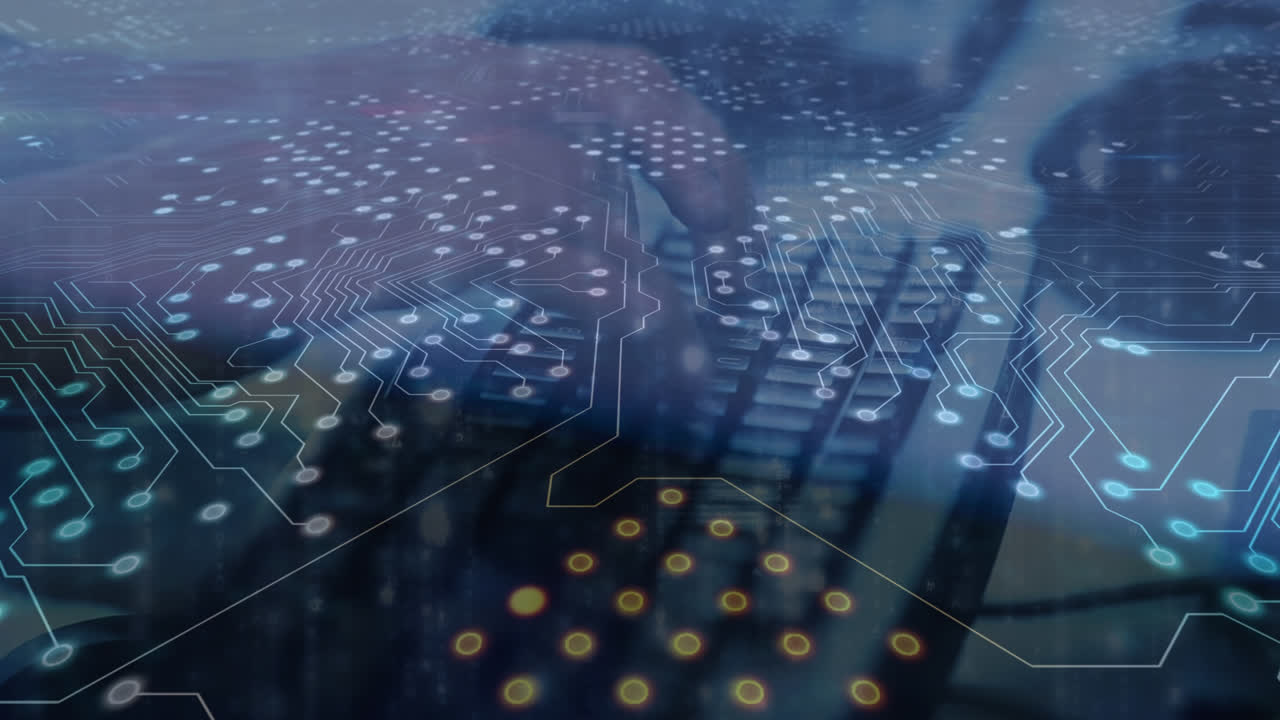animación de la placa de circuitos de la computadora sobre las manos escribiendo en el teclado