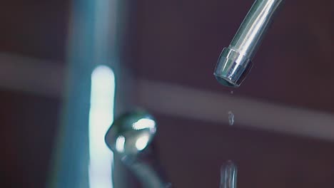 el agua gotea del grifo en cámara lenta x8