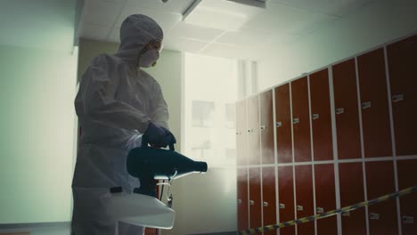video de un trabajador de saneamiento desinfectando una escuela durante una pandemia