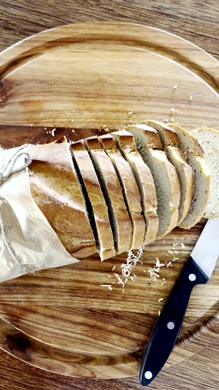 Desembrood in plakjes gesneden op een houten snijplank. Verticaal