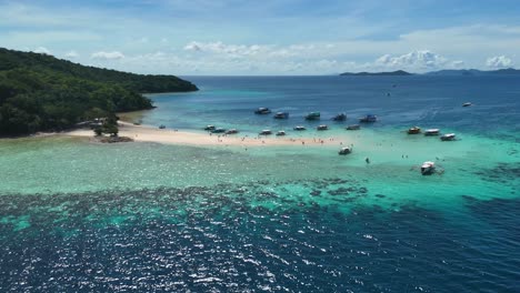 hermosa playa de una isla tropical con barcos