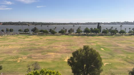 Vom-Sommer-Verbrannter-Rasen-Im-Langley-Park-In-Perth,-Westaustralien,-Mit-Blick-Auf-Den-Riverside-Drive-Und-Den-Swan-River