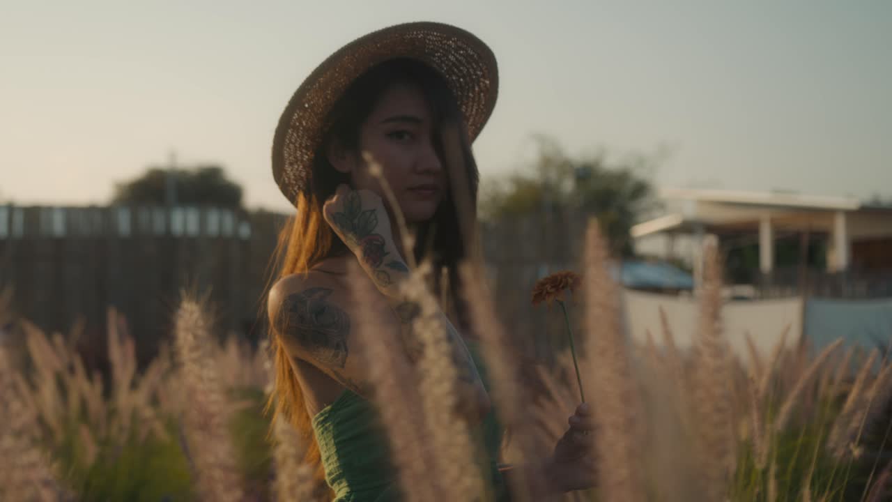 mujer en un campo al atardecer