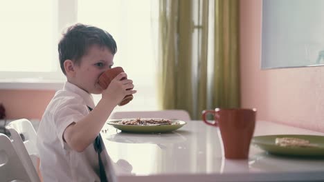 Los-Niños-Desayunan-Antes-De-Ir-A-La-Escuela-1