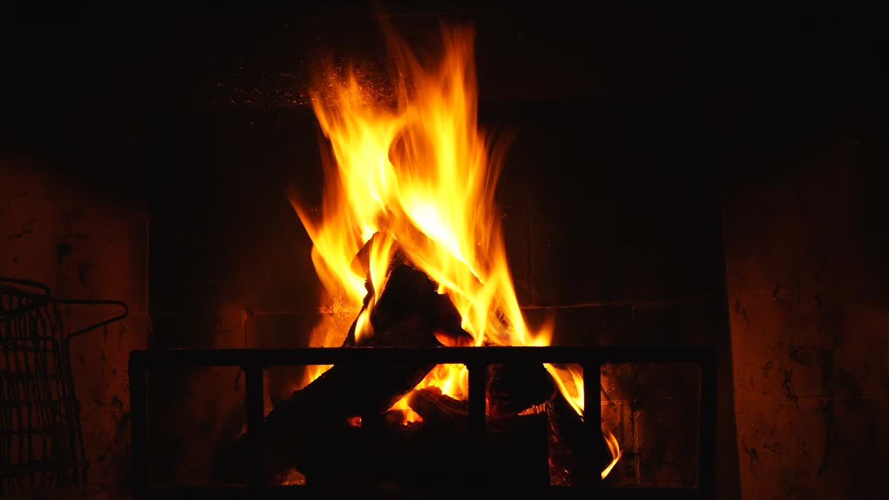벽난로 안에서 불타는 놀라운 오렌지 불꽃. 크리스마스 시간에 가열 집