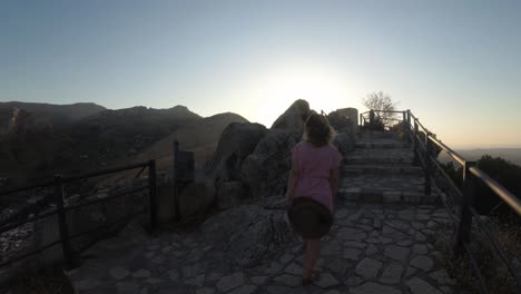 castillo de jaen, españa castillo de jaen volando y tomas terrestres desde este castillo medieval en la tarde de verano, tambien muestra la ciudad de jaen hecha con un drone y una camara de accion a 4k 24fps usando filtros nd