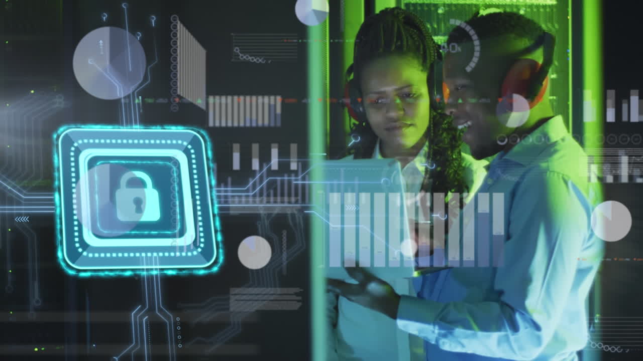 animación de bloqueo de seguridad sobre afroamericano hombre mujer ingeniero usando portátil en la sala de servidores