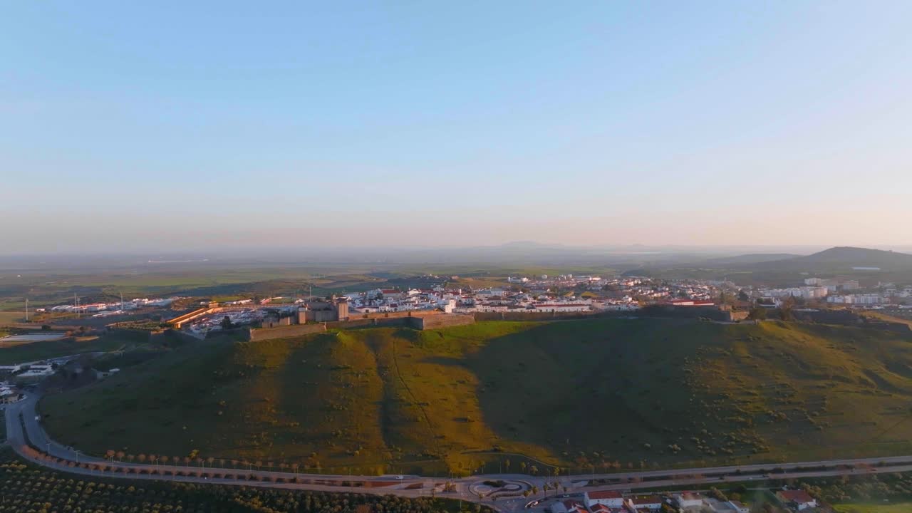 포르투갈, 저녁에는 푸른 하늘과 함께 화창한 날 산꼭대기에 있는 엘바스 시의 공중 와이드 샷