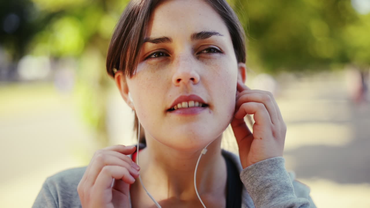 야외에서 미소 짓는 예쁜 여성 초상화