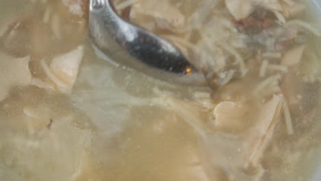 sopa de fideos de pollo