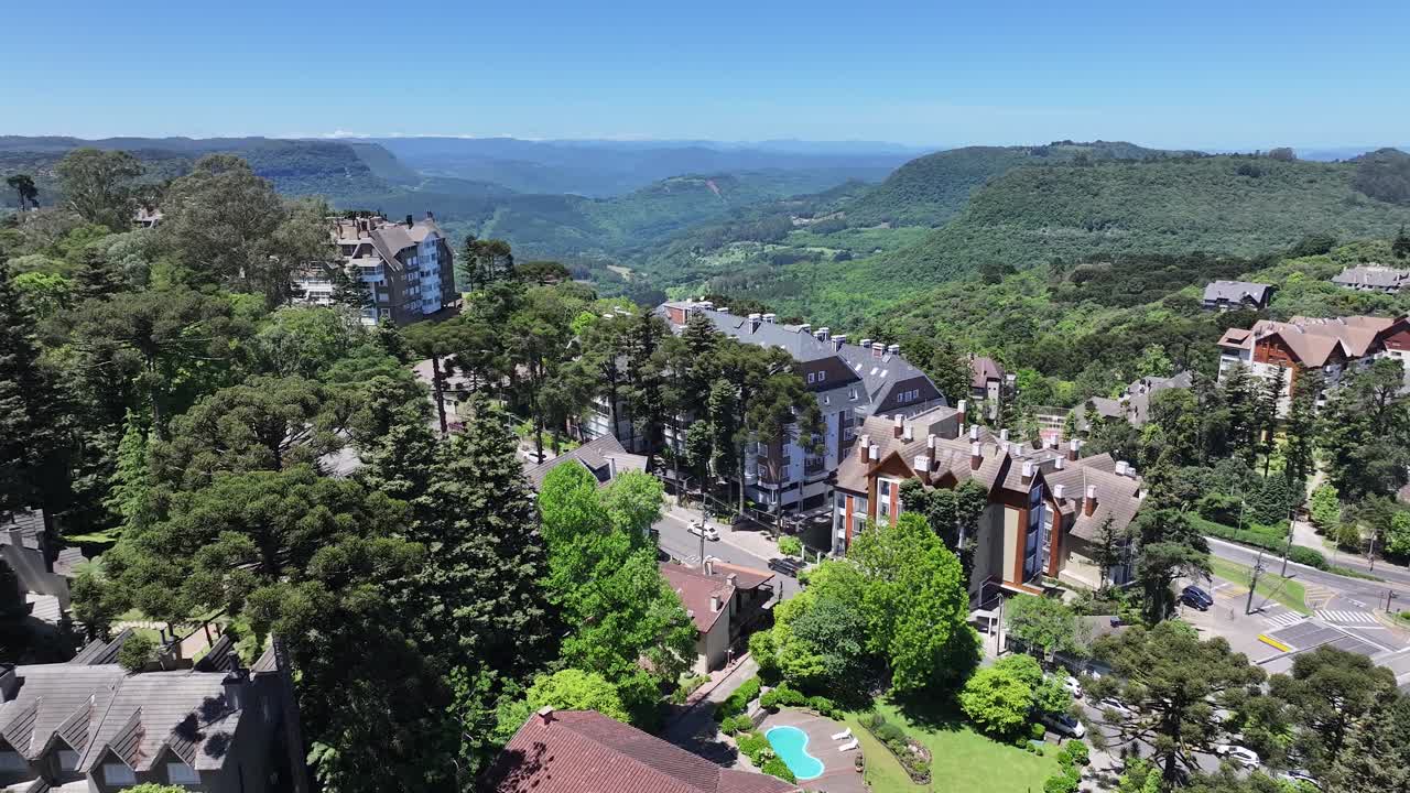 산악 휴양 도시 의 공중 사진