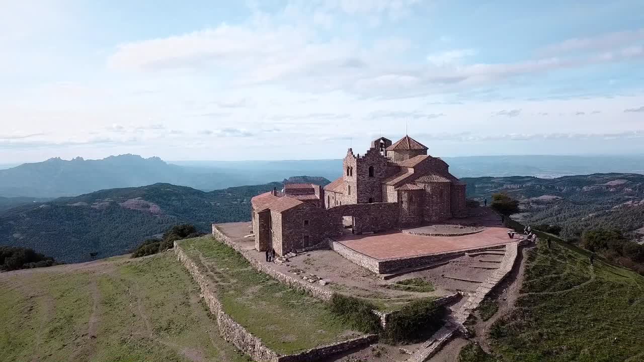 Ripresa drone con zoom indietro di una chiesa in cima alle montagne in Catalogna, Spagna