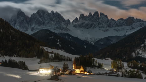 Tarjeta-Postal-Primera-Nieve-Otoño-Invierno-Fresco-Nevadas-Cinematográfico-Timelapse-Estrella-Nubes-Val-Di-Funes-Dolomitas-Norte-De-Italia-St-Santa-Magdalena-Maddalena-Johann-Capilla-Iglesia-Italia-Bozen-Provincia-De-Bolzano