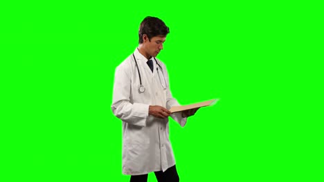Seitenansicht-Eines-Arztes,-Der-Seine-Papiere-Mit-Grünem-Bildschirm-überprüft