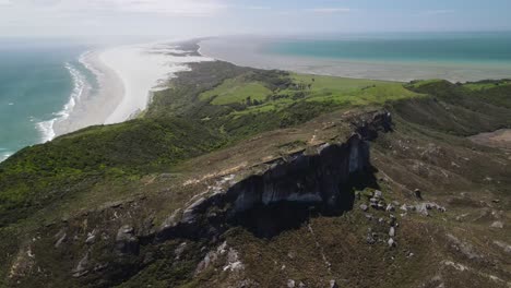 Impresionantes-Vistas-Panorámicas-Aéreas-Del-Enorme-Acantilado-Rocoso-Y-La-Enorme-Lengua-De-Arena-Natural