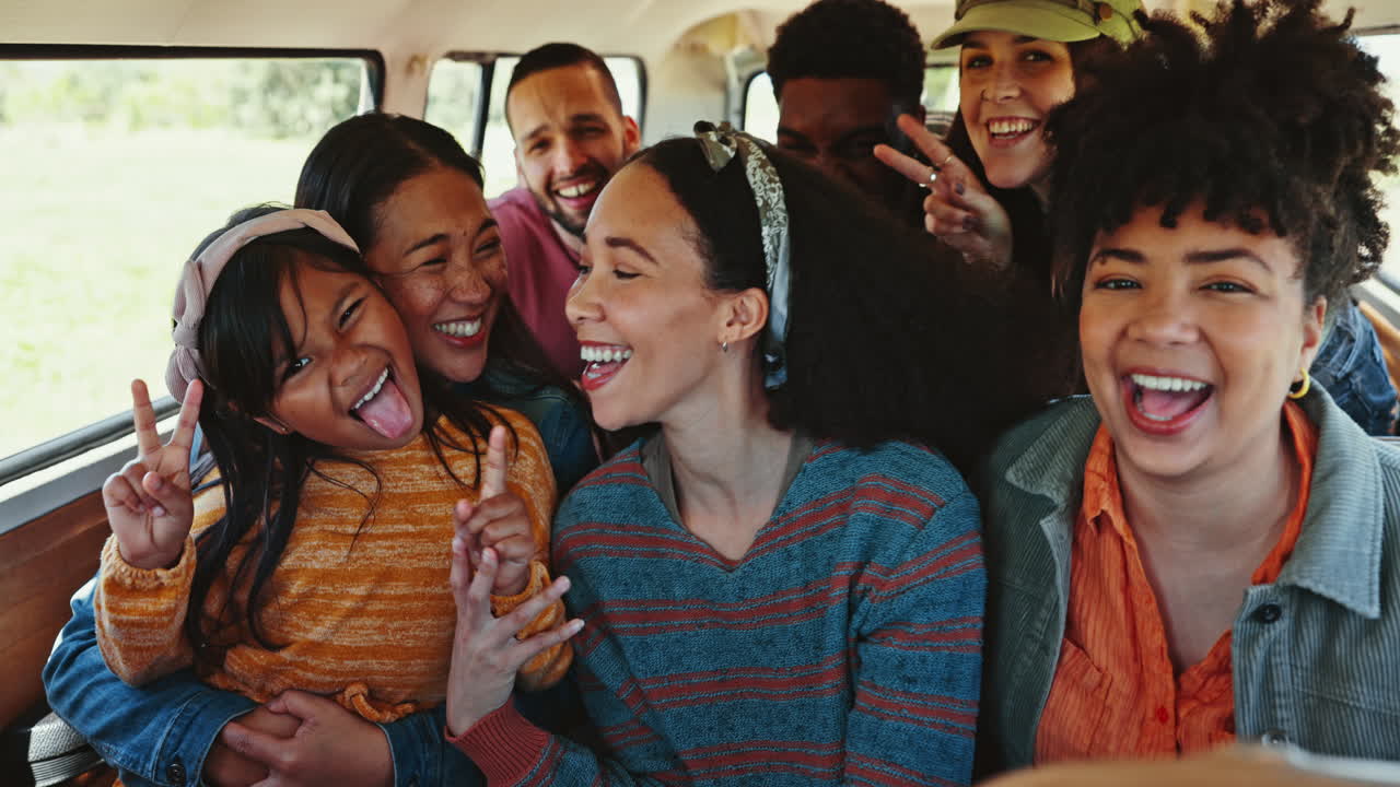 viajes, selfies y amigos en una furgoneta con un niño