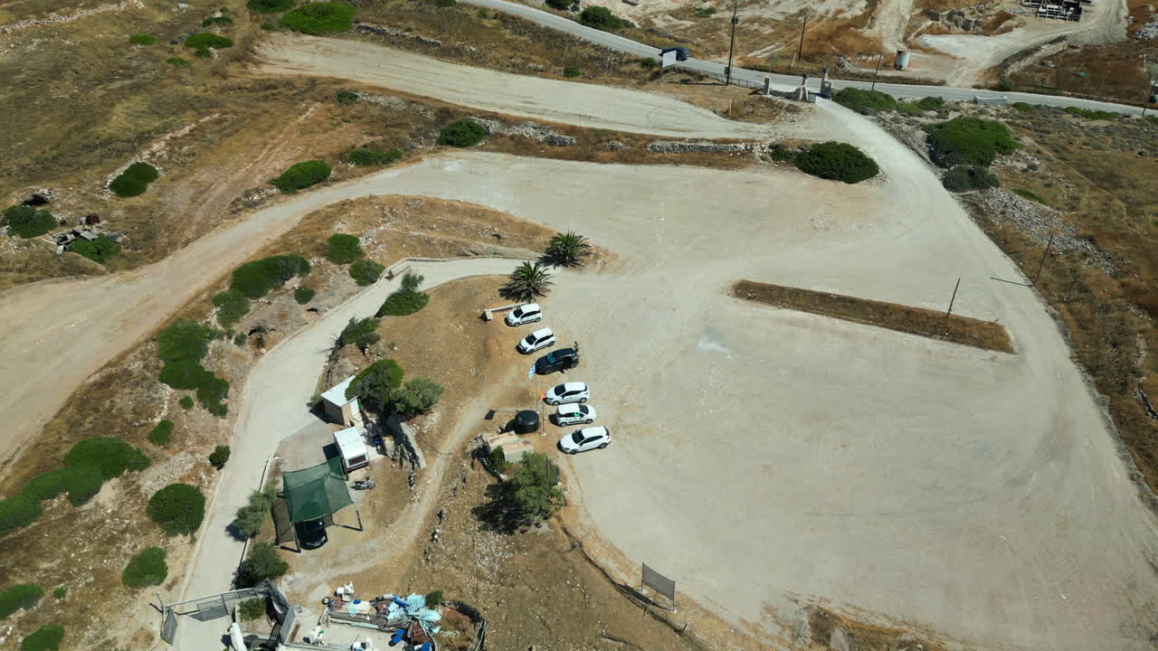 vista aérea de drones: estacionamiento en el campo de grecia en la isla de milos en verano