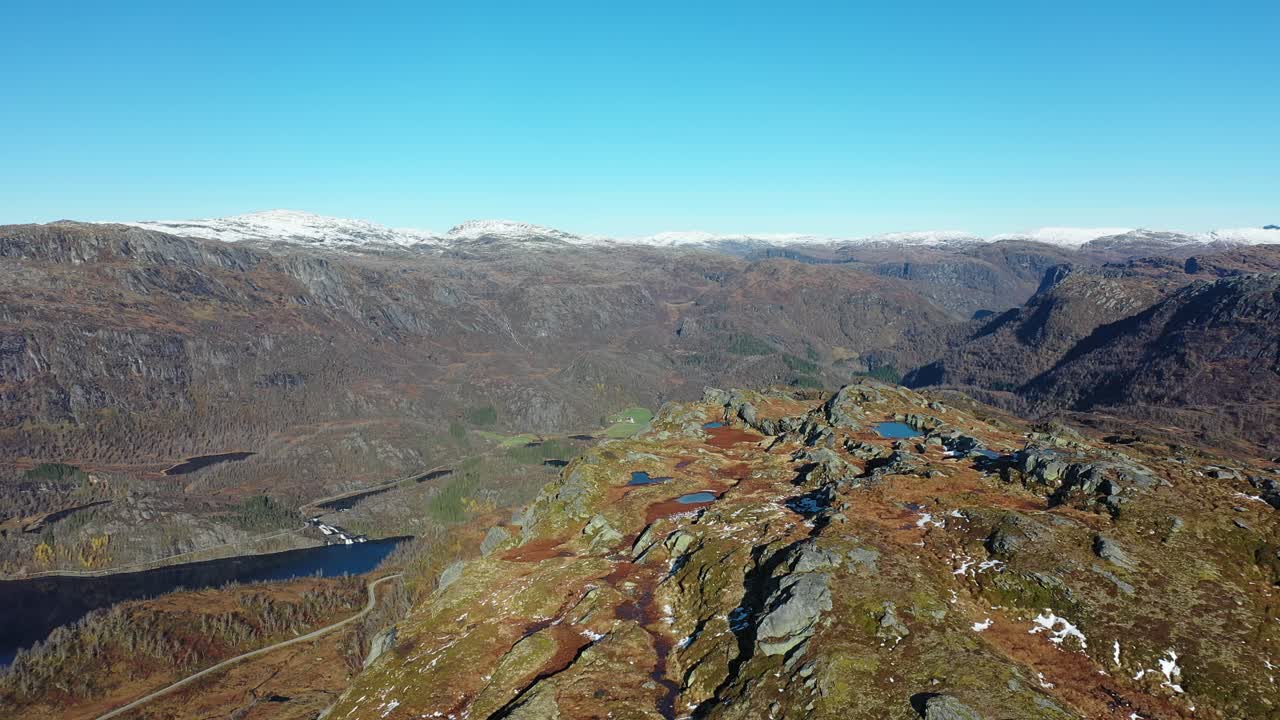Avslöjar Nesheim och Bergo i Eksingedalen i Norge från närliggande bergstopp – Solig höstdag framåtgående flygbild som blickar ner mot sötvattensjön Bergo