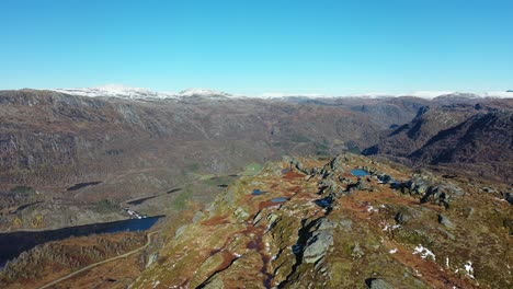 revelando nesheim y bergo en el valle de eksingedalen noruega desde la cima de la montaña cercana - día soleado de otoño hacia adelante antena en movimiento mirando hacia el lago de agua dulce de bergo