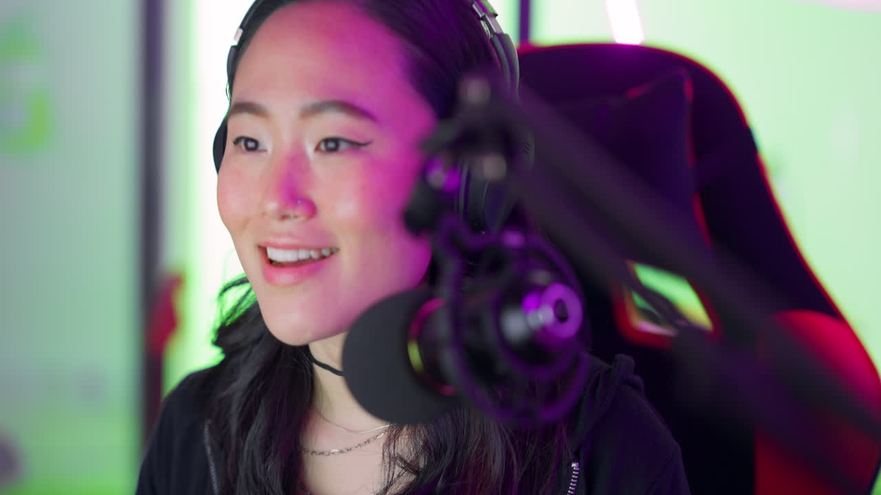 게이머 소녀, 인플루언서 및 온라인에 대한  ⁇ 캐스트