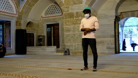 hombre negro su cara máscara de adoración en la mezquita