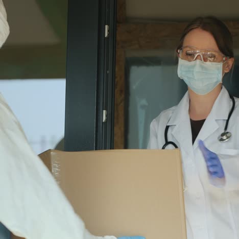 El-Personal-Del-Hospital-Lleva-Cajas-De-Medicamentos-A-Su-Almacén.