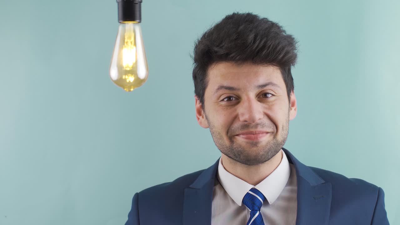 inspiración y concepto de idea creativa. una gran idea. lámpara de idea.